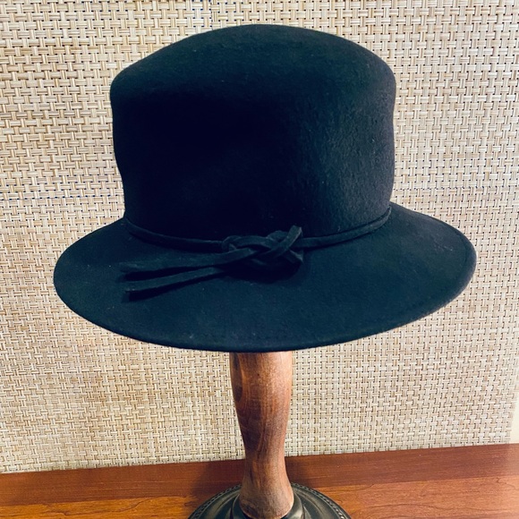 betmar Accessories - VTG 1980-90s Black Wool Double Knotted Band Cloche Hat by Betmar of New York